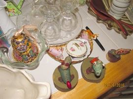 FOUNTAIN PEN, FIGURINES