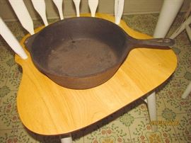 CAST IRON SKILLET WITH FIRE RING ON BOTTOM, CHICKEN FRYER