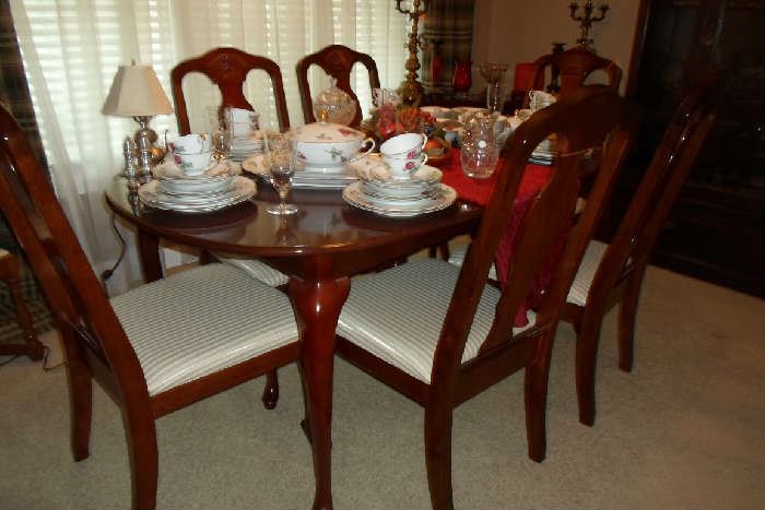 Nice cherry dining set w/6 chairs