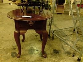 Oval end table with queen Anne legs