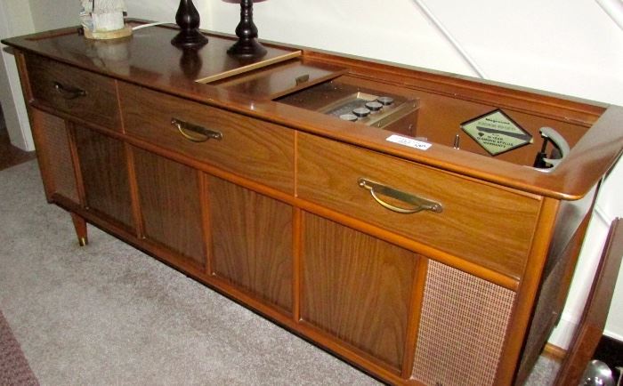 Magnavox turnable and radio console 