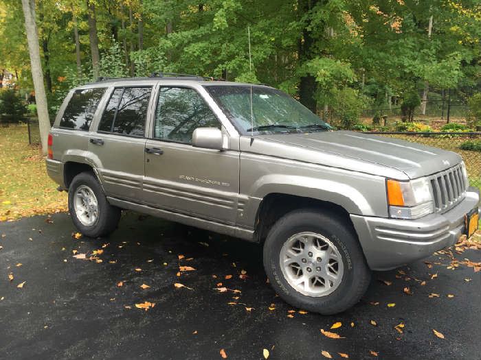 1996 JEEP GRAND CHEROKEE. GREAT CONDITION ALWAYS MAINTAINED.( HAVE ALL MAINTENANCE PAPERWORK). DOES HAVE 184,000 MILES. 