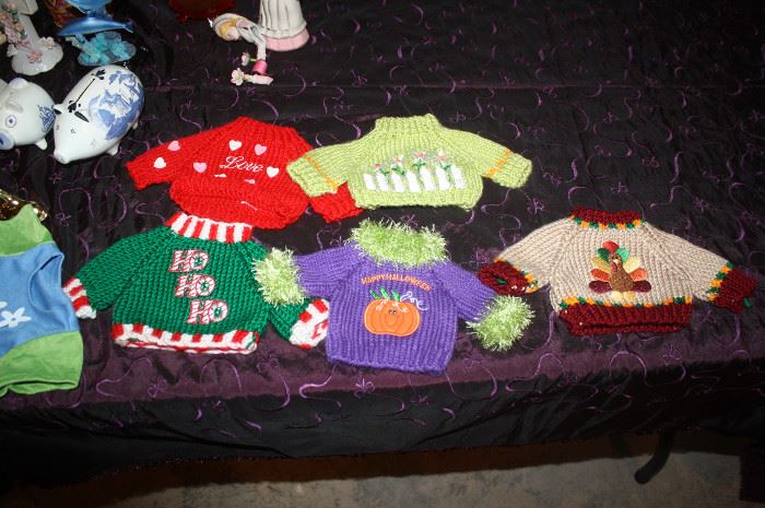 Great holiday sweaters for dolls or bears