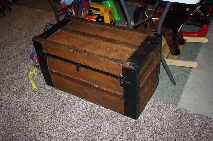 Wonderful antique trunk with tray.  Great condition