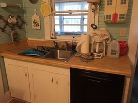 COFFEE MAKER, KITCHEN ITEMS