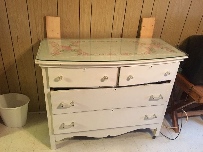 DRESSER WITH GLASS TOP PLATE