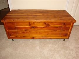 BEAUTIFUL VINTAGE CEDAR CHEST
