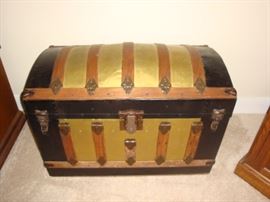 GORGEOUS ANTIQUE CAMEL BACK VICTORIAN TRUNK 