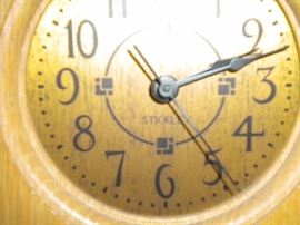 STICKLEY BRACKET CLOCK 89-084 solid oak & BRASS - Excellent MCM