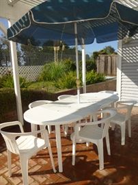 Patio table with 2 table leaves. It also comes with 6 chairs, umbrella and stand