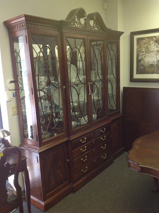 Thomasville Mahogany Lighted China Cabinet w/ Glass Shelves & Mirrored Back