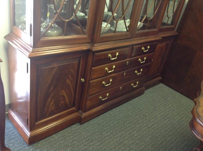 Thomasville Mahogany Lighted China Cabinet w/ Glass Shelves & Mirrored Back - Detail