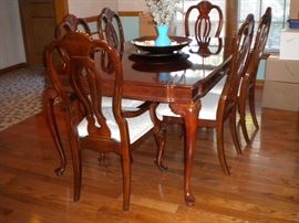 Dining room table and six chairs includes to captian chairs excellent condition and beautiful!...deco not included.