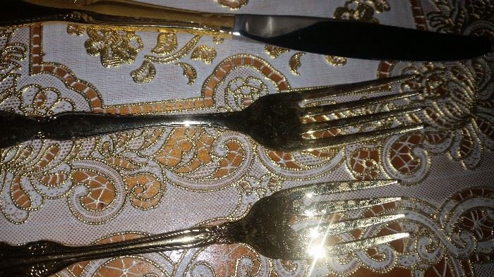 GOLD COLORED SILVERWARE COMPLETE SET SERVICE FOR 8