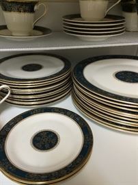  Royal Doulton "Carlyle" fine bone china from England 