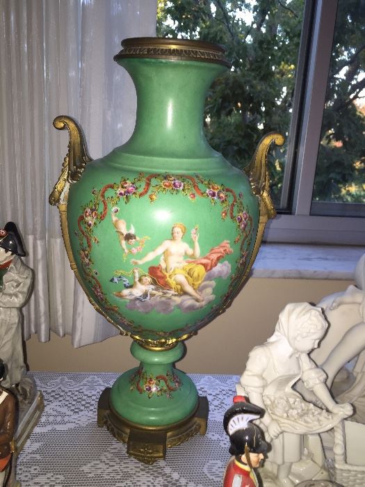 Large antique porcelain/vase urn with no lid