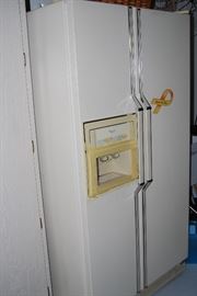 SIDE BY SIDE REFRIGERATOR FREEZER (IN GARAGE)