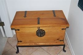 DECORATIVE CHEST 