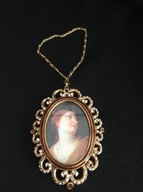 Jay Strongwater frame with a chain. Measures 2.5 " tall.  Comes in its original box.
