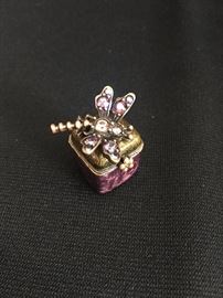 Jay Strongwater trinket box.   Stands 1" tall.....small small box.  Comes in its original box 
