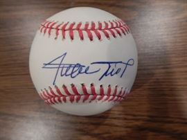 Willie Mays autographed baseball. Baseball Hall of Famer. 