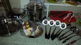 Much household and kitchenware. Cuisinart