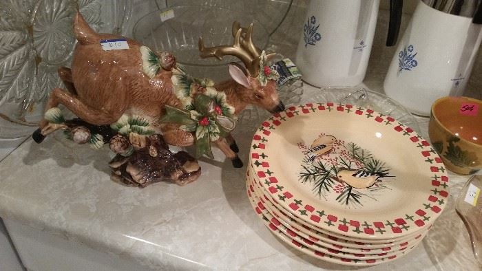 Christmas décor and plates