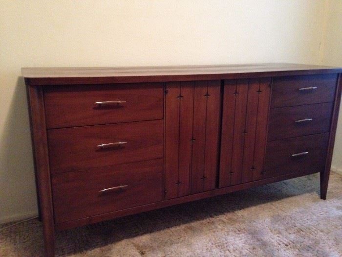 Broyhill Saga Premier walnut chest. Mid century quality in excellent condition. star bust detailing L 62"1/2
D 19"1/4
H 31"