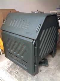 Large rubbermade composter