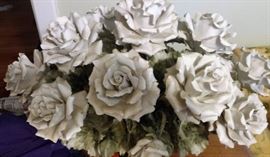 Capidomente large centerpiece white roses