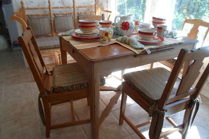 vintage table w/pull out leaf & 4 chairs