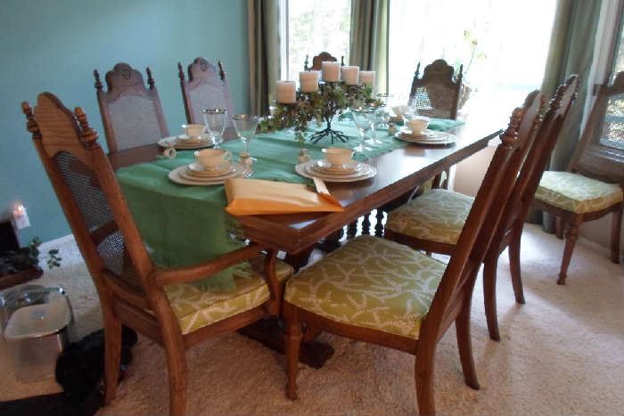 dining table w/8 chairs
