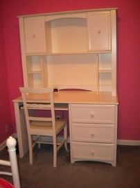 White Desk and chair