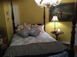 HENREDON,QUEEN SIZE FOUR POSTER CANOPY BED, BAKER COLONIAL WILLIAMSBURG SIDE TABLE, CRYSTAL LAMP