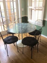 Breakfast table with 5 chairs