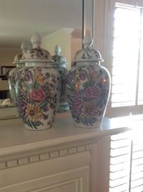 Pair of ginger jars w/lids