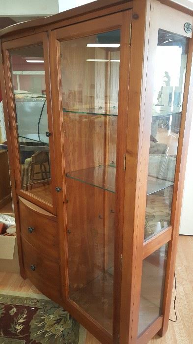 Broyhill lighted mirrored curio cabinet