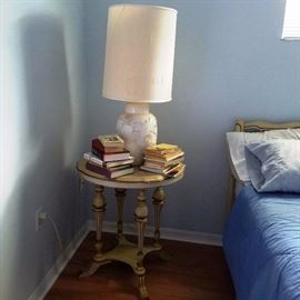 Vintage round side table in great condition