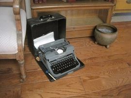 VINTAGE UNDERWOOD TYPE WRITER