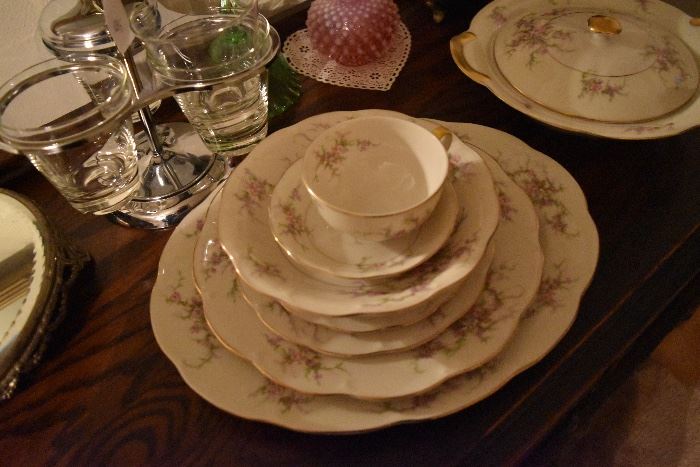 12-piece set of Chinaware in mint condition.