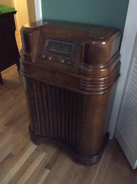 Wonderful vintage radio