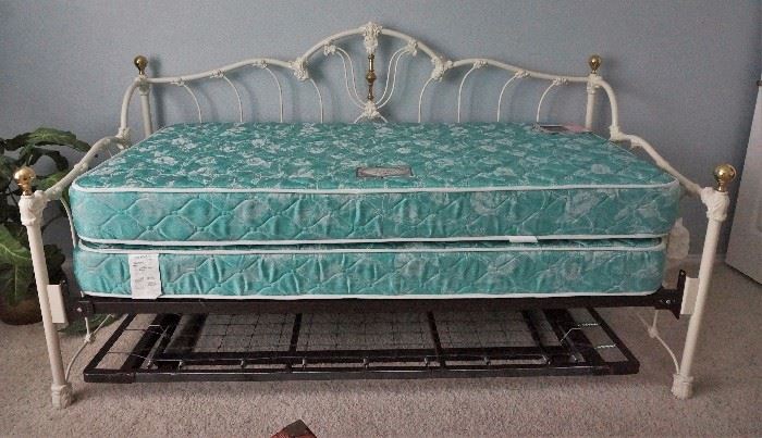 Custom daybed with trundle