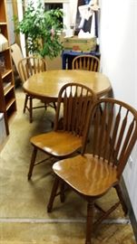 GORGEOUS SOLID OAK KITCHEN TABLE SET!  TABLE WITH LEAF, EITHER OVAL OR ROUND WITH 4 LOVELY CHAIRS....PERFECT CONDITION!!!  GREAT BUY!!!