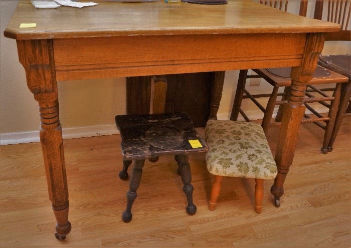 Antique oak table with 2 leaves