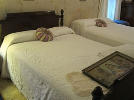 mahogany bed & bedspreads & linens