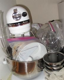 KITCHEN AID MIXER WITH EXTRA ATTACHMENTS