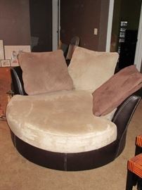 X-LARGE ROUND CHAIR WITH PILLOWS 