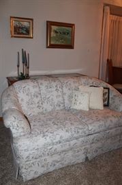 Floral love seat in excellent condition.