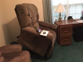 Golden Technologies MaxiComfort Power Lift and Recline Zero Gravity Chair.&nbsp; Power Recliner.