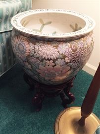 Large Chinese Vase -  Also has a round thick glass which can allow this to be a table.  